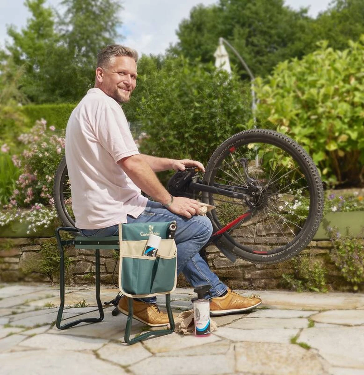 GartenMeister 2 In 1 XXL Zit- En Kniebank - Belastbaar Tot 150 Kg - Inclusief Praktische Gereedschapstas 2 GartenMeister 2 In 1 XXL Zit- En Kniebank - Belastbaar Tot 150 Kg - Inclusief Praktische Gereedschapstas - Afbeelding 2