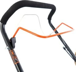 FUXTEC Grasmaaier Benzine - 46cm - Zelfrijdend / Zelftrekkend / Achterwielaandrijving - Mulchfunctie - Opvangbak 50L - FX-RM4646 18 FUXTEC Grasmaaier Benzine - 46cm - Zelfrijdend / Zelftrekkend / Achterwielaandrijving - Mulchfunctie - Opvangbak 50L - FX-RM4646 -Gardena Winkel 1200x1150