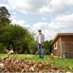 Black & Decker BLACK+DECKER BEBLV300SB-QS Bladblazer - 404 Km/u - 3000W - Zuig-/blaasfunctie - Gesnoerd -Gardena Winkel 1200x1195 2