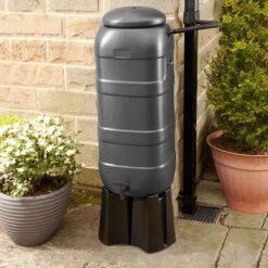 Luxe Voordeelset 100L Antraciet Rainsaver Regenton + Kraan + Voet + Vulautomaat| Muurmodel -Gardena Winkel 1200x1200 502