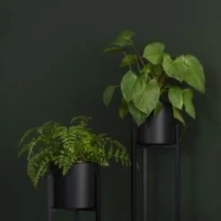 QUVIO Plantenstandaard Inclusief Pot - Staande Plantenbak - Metaal - Plantenbak - Plantenhouders - Planten Zuilen - Voor Buiten - Bloempot - 22 X 22 X 90 Cm - Zwart -Gardena Winkel 1200x1200 509